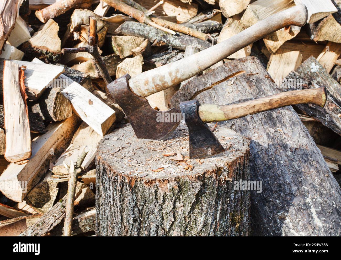 Stapel von Holz, Deck für Brennholz hacken, zwei Achsen auf rustikalen Innenhof Stockfoto