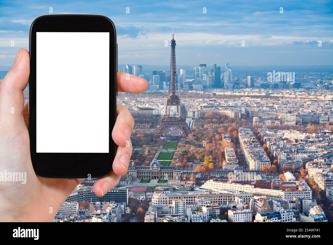 Reisekonzept - Touristenfotos Ansicht von Paris mit Eiffelturm auf Smartphone mit ausgeschnittenem Bildschirm mit leerem Platz für Werbelogo Stockfoto