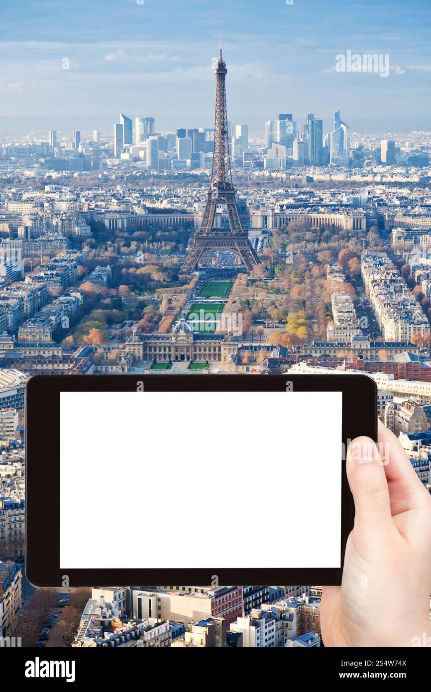 Reisekonzept - Touristenfoto Paris Skyline mit Eiffelturm Nachmittag auf Tablet-pc mit ausgeschnittenem Bildschirm mit leerem Platz für Werbelogo Stockfoto