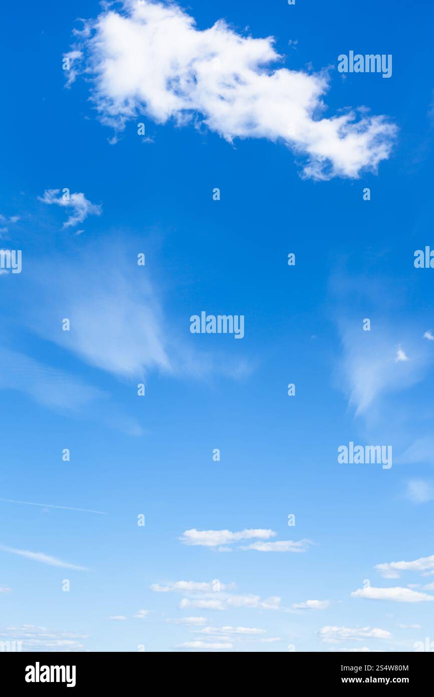natürlichen Hintergrund - Licht blauen Sommerhimmel mit weißen Wolken Stockfoto