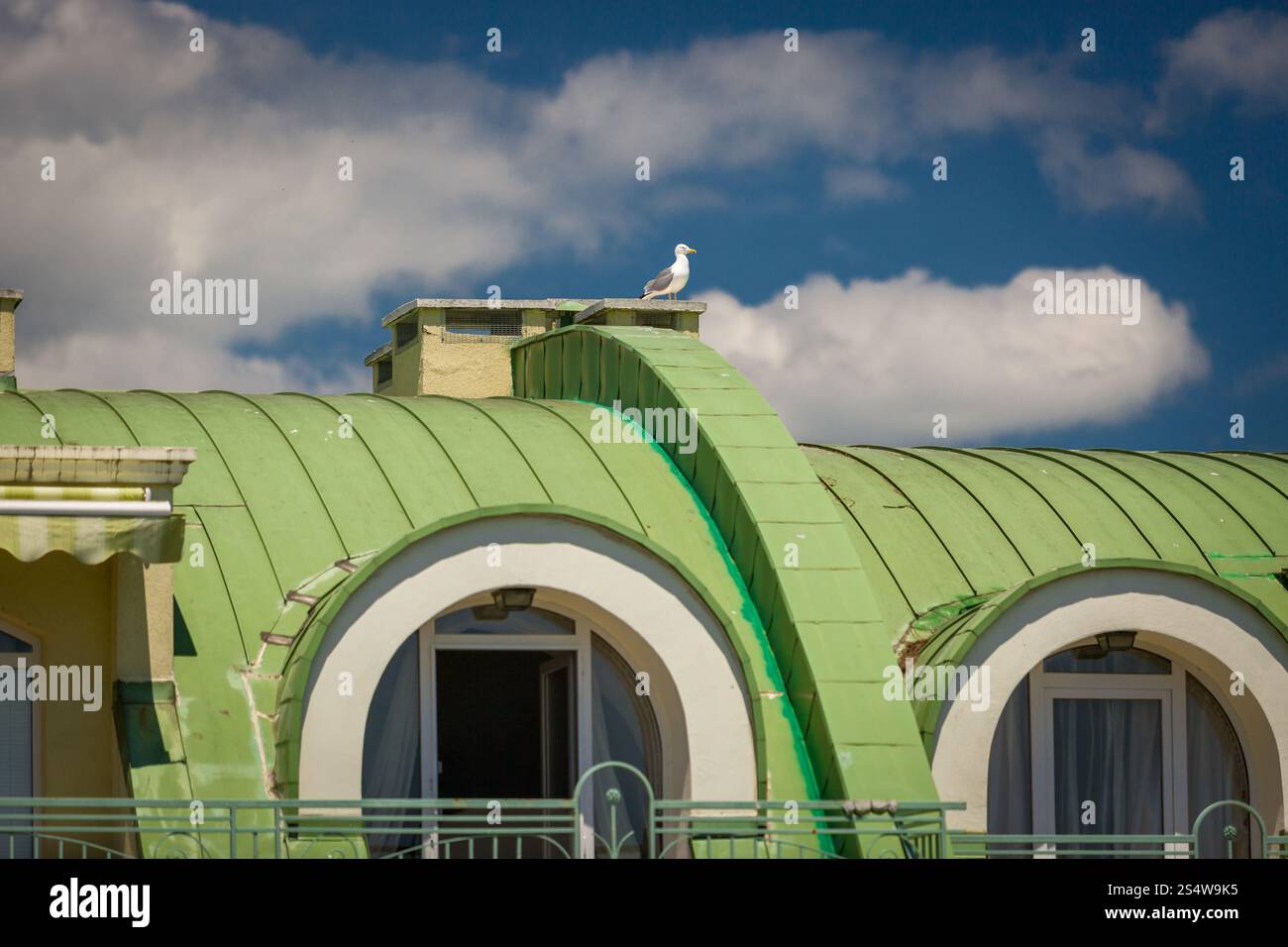 Großen Möwe sitzt auf grün Metall Dach des klassischen Gebäude Stockfoto