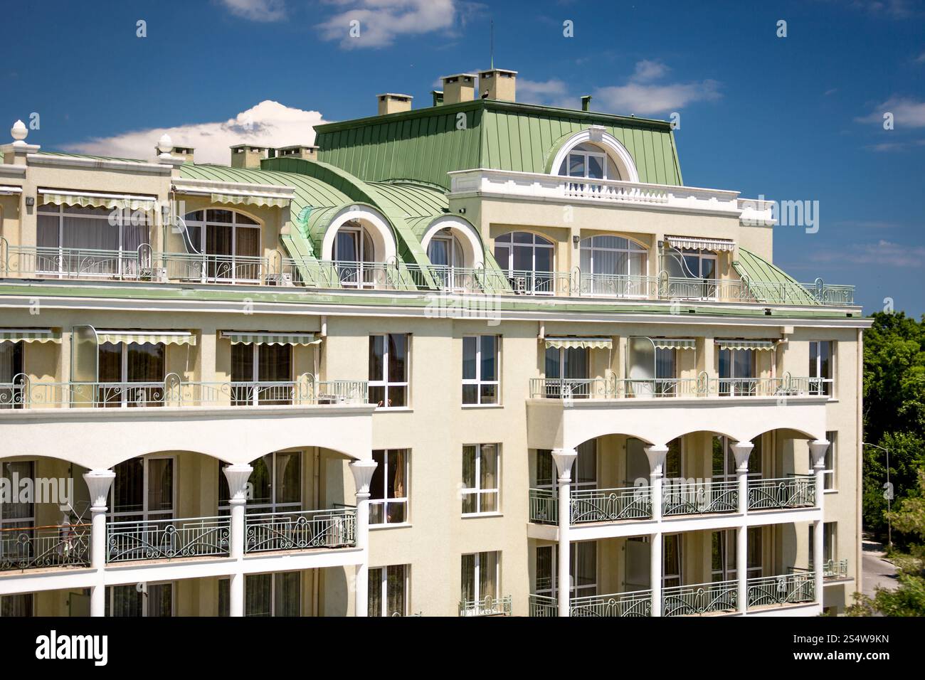 Schönes klassisches Gebäude mit Bögen Om Balkonen und grüne Metalldach Stockfoto
