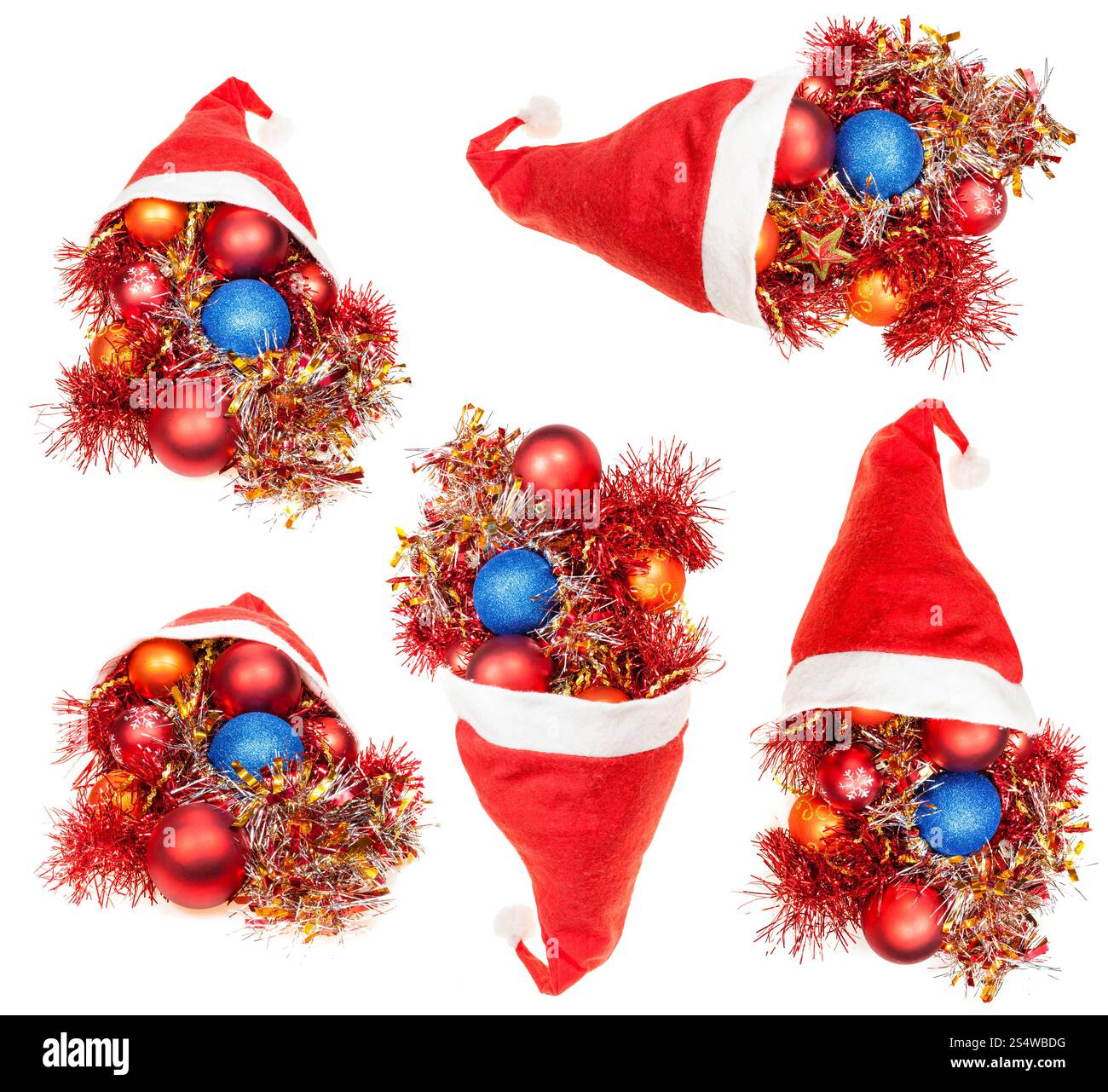 Weihnachtsgeschenke - set mit roten Santa Hüte mit Weihnachts-Dekorationen auf weißem Hintergrund Stockfoto