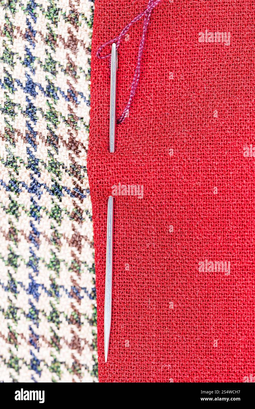 Nadel näht zwei Stoffstücke hautnah Stockfoto