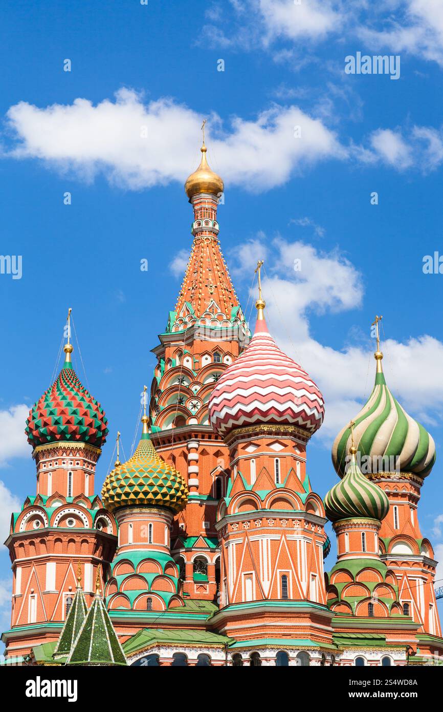Pokrowski Kathedrale auf dem Roten Platz in Moskau und blauer Himmel mit weißen Wolken am sonnigen Sommertag Stockfoto