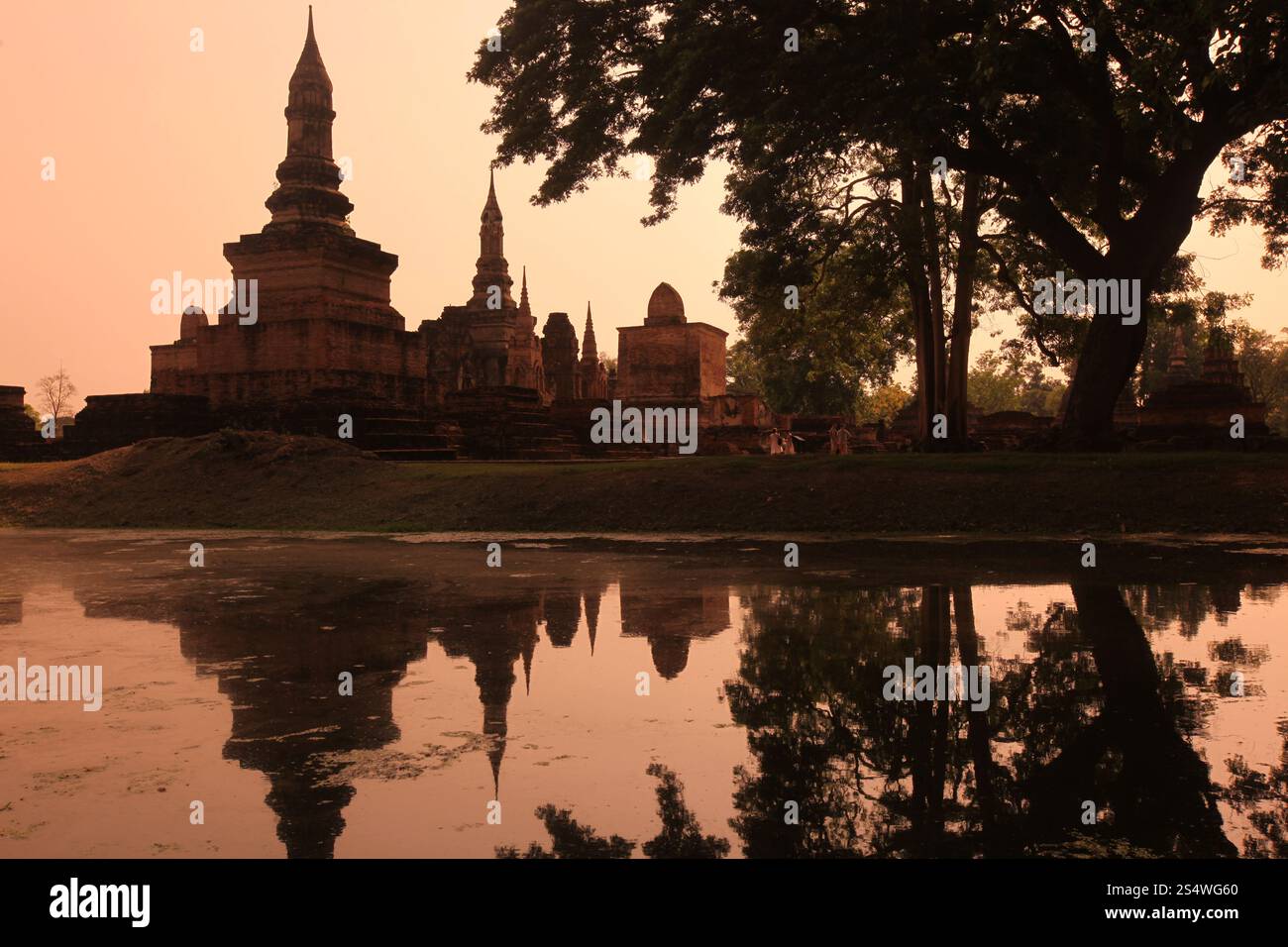 Der Wat Mahathat Tempel am historischen Park in Sukothai in der Provinz Sukhothai im Norden von Bangkok in Thailand, Südostasien. Stockfoto