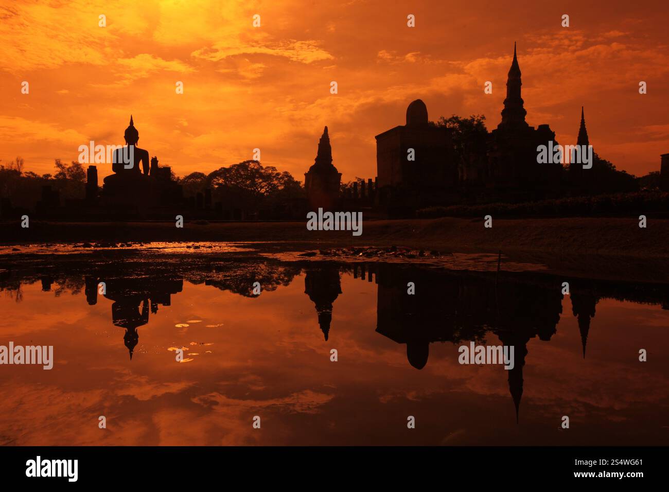 Der Wat Mahathat Tempel am historischen Park in Sukothai in der Provinz Sukhothai im Norden von Bangkok in Thailand, Südostasien. Stockfoto