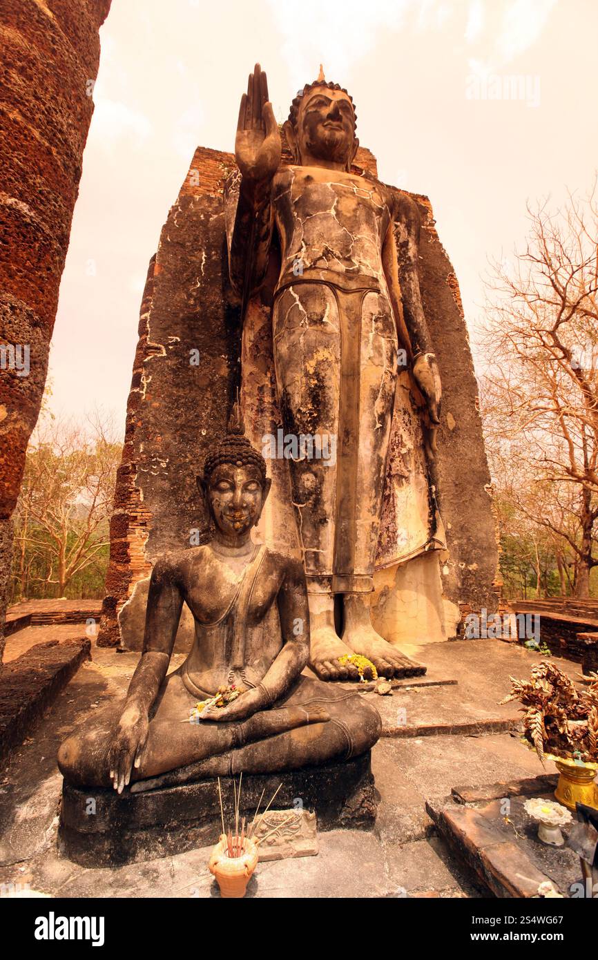 Der Wat Saphan Hin Tempel am historischen Park in Sukothai in der Provinz Sukhothai im Norden von Bangkok in Thailand, Südostasien. Stockfoto