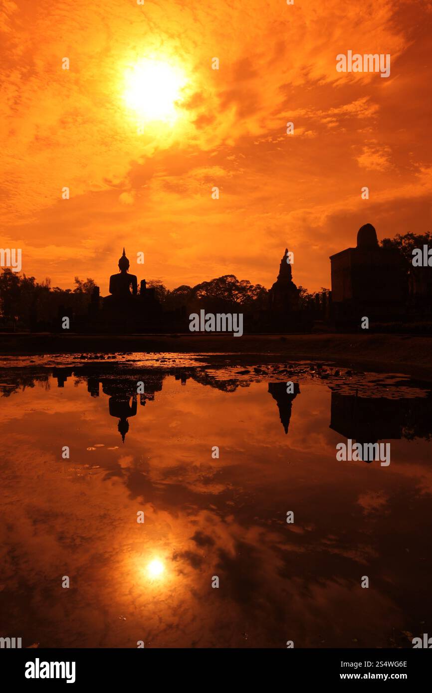 Der Wat Mahathat Tempel am historischen Park in Sukothai in der Provinz Sukhothai im Norden von Bangkok in Thailand, Südostasien. Stockfoto