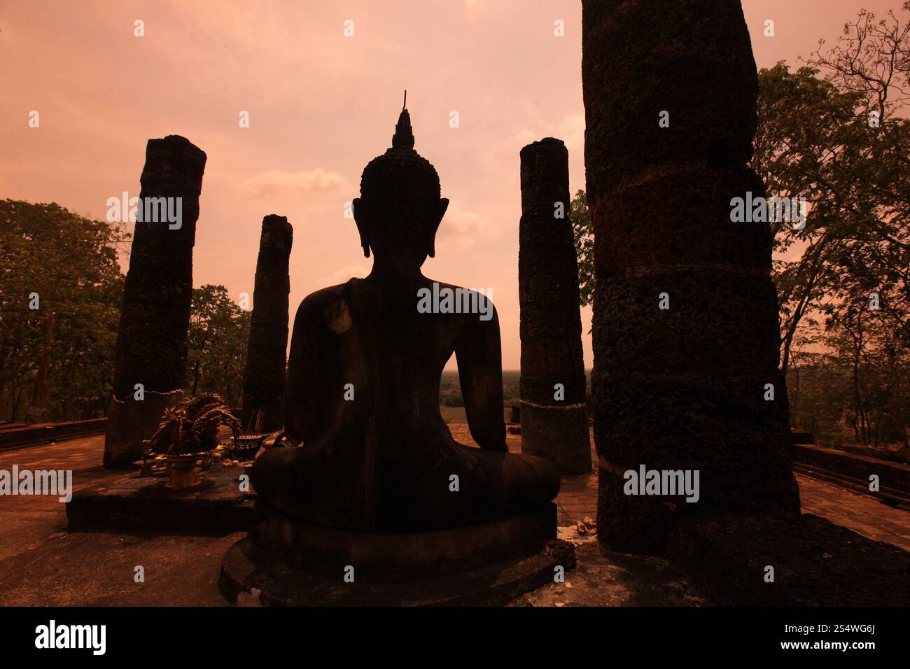 Der Wat Saphan Hin Tempel am historischen Park in Sukothai in der Provinz Sukhothai im Norden von Bangkok in Thailand, Südostasien. Stockfoto