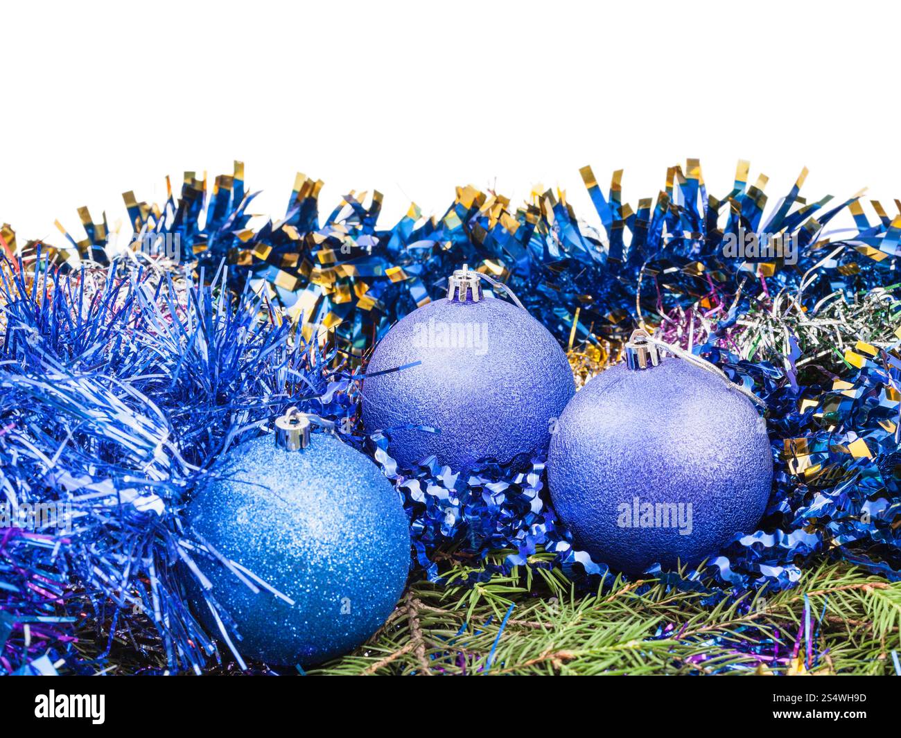 blauen Weihnachtsschmuck auf grün Fichte Ast isoliert auf weißem Hintergrund Stockfoto
