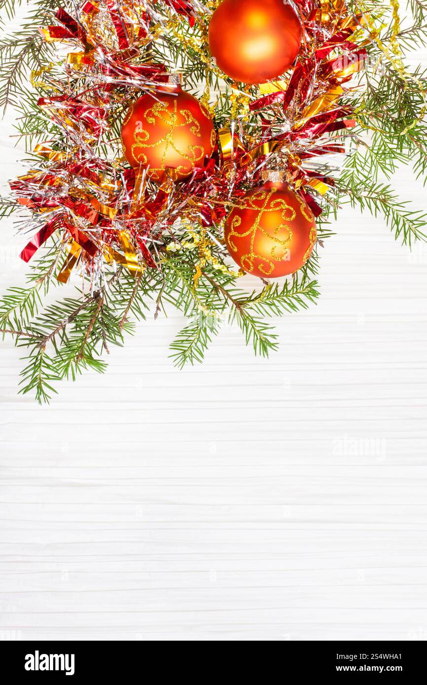 Weihnachtsgrußkarte - Grenze von drei orange Xmas Kugeln und AST auf Blankopapier Hintergrund Stockfoto