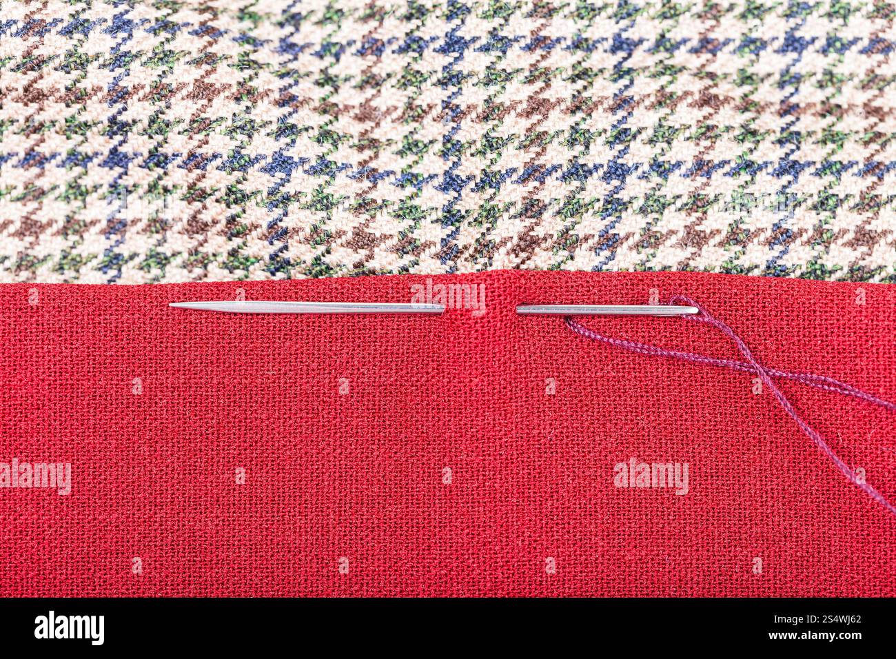 Nadel näht zwei Gewebestücke hautnah Stockfoto