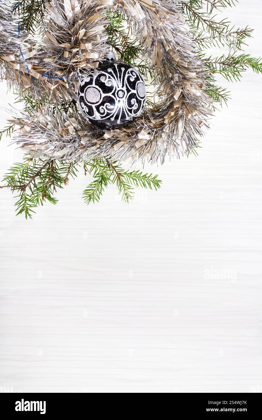 Weihnachtsgrußkarte - Grenze von einem schwarzem Glas Weihnachten Christbaumkugel und Baum Zweig auf Blankopapier Hintergrund Stockfoto