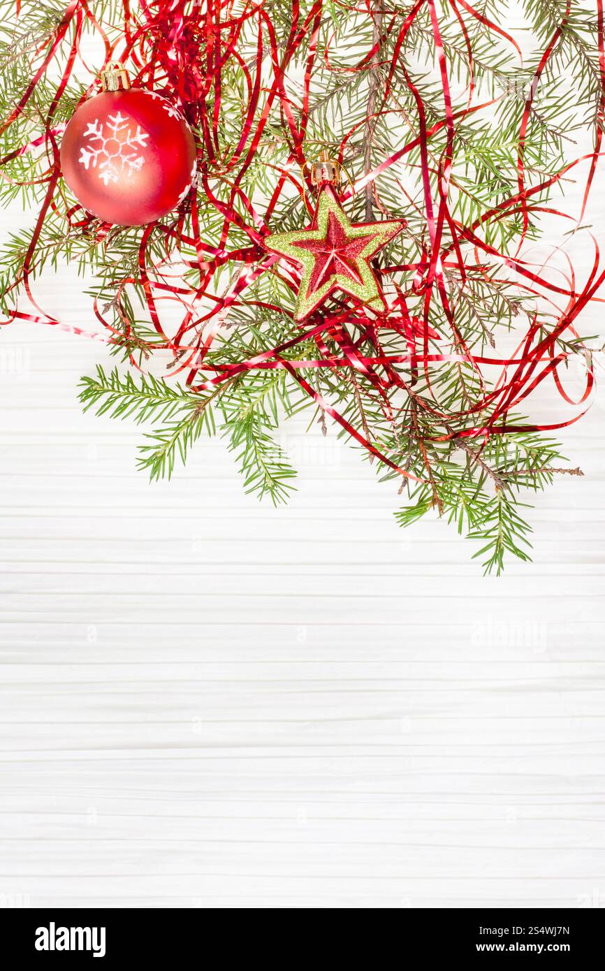 Weihnachtsgrußkarte - Grenze von Sterne und rote Xmas Ball und Baum Zweig auf Blankopapier Hintergrund Stockfoto