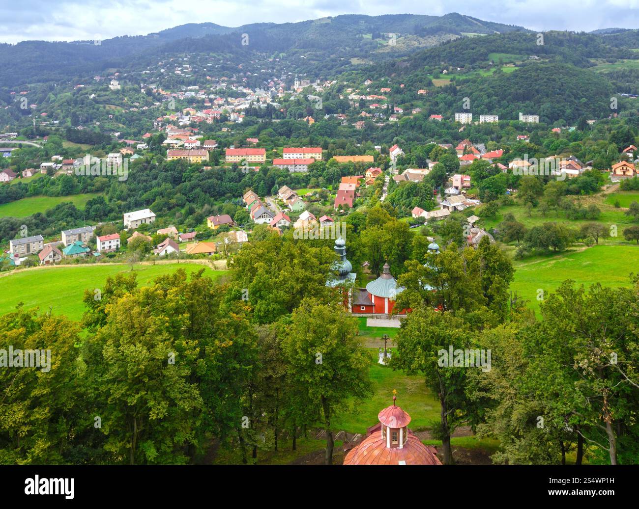 Blick auf Banska Stiavnica (Slowakei) vom Berg Banskostiavnicka kalvaria Stockfoto