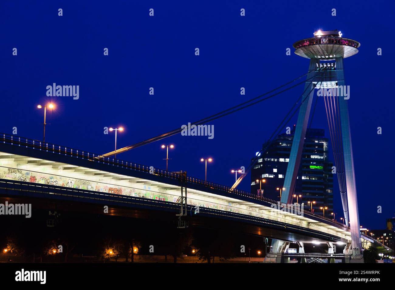 Reisen Sie nach Bratislava - Blick auf die MOST SNP (Brücke des Slowakischen Nationalaufstandes, UFO-Brücke, Novy Most, neue Brücke) Straßenbrücke über die Donau Stockfoto