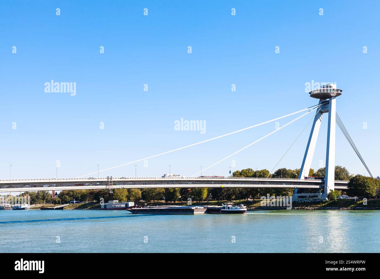 Reisen Sie nach Bratislava - Blick auf die MOST SNP (Brücke des Slowakischen Nationalaufstandes, UFO-Brücke, Novy Most, neue Brücke) Straßenbrücke über die Donau Stockfoto