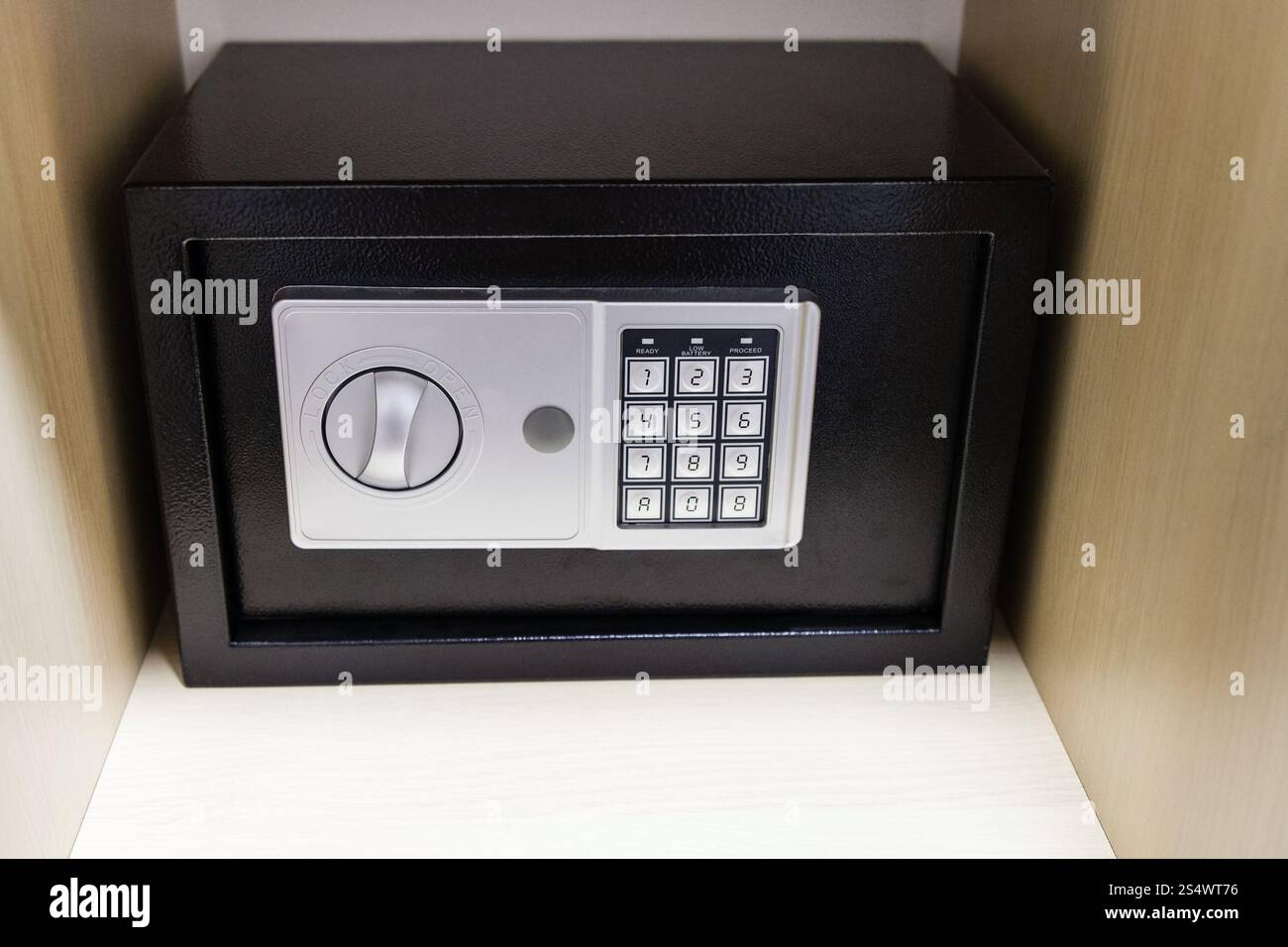 Regal Schrank im Hotelzimmer sicher geschlossen Stockfoto