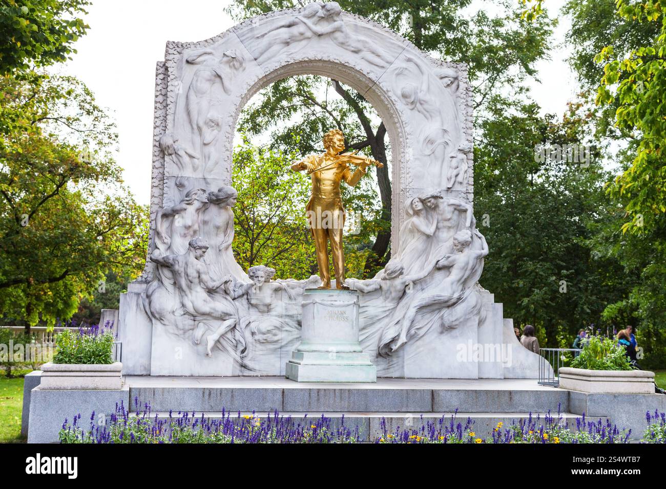 Reisen Sie nach Wien - Vorderansicht des vergoldeten Bronzemonuments des Walzkönigs Johann Strauss Sohn im Stadtpark Wien, Österreich Stockfoto