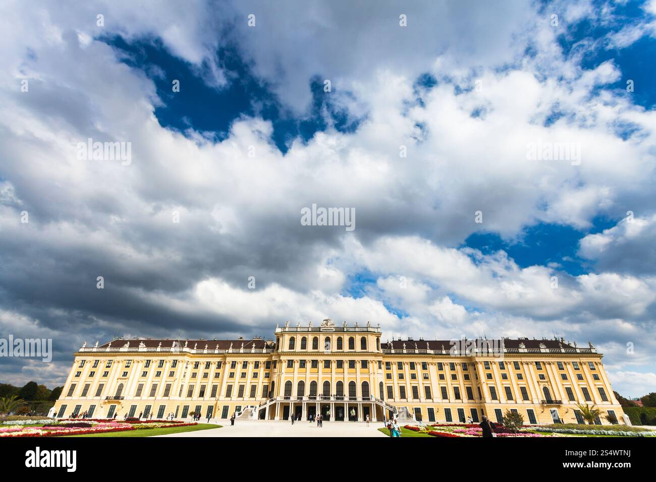 Reisen nach Wien City - niedrige Regenwolken über Schloss Schönbrunn, Wien, Österreich Stockfoto