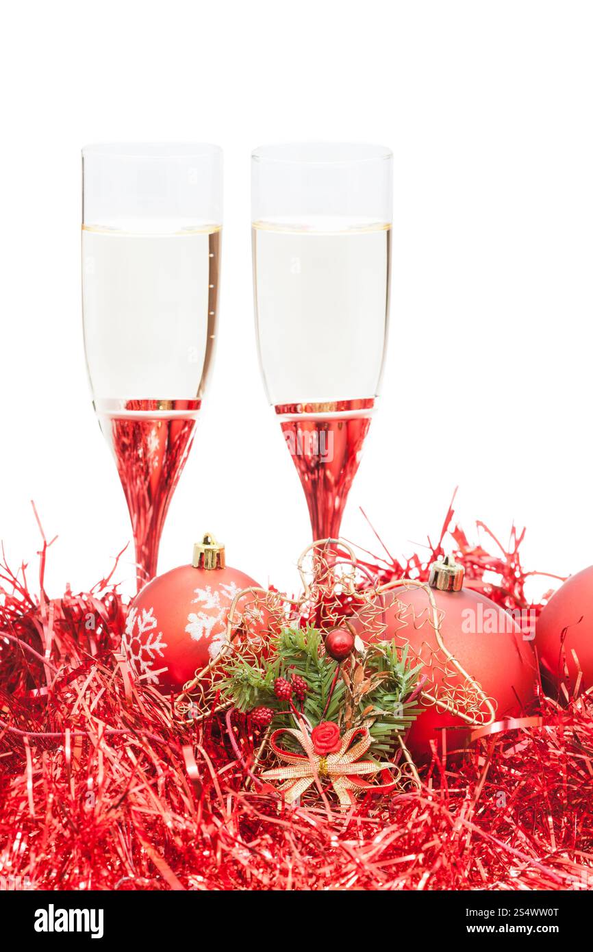zwei Gläser Sekt und Engelsfigur am roten Weihnachtsschmuck isoliert auf weißem Hintergrund Stockfoto