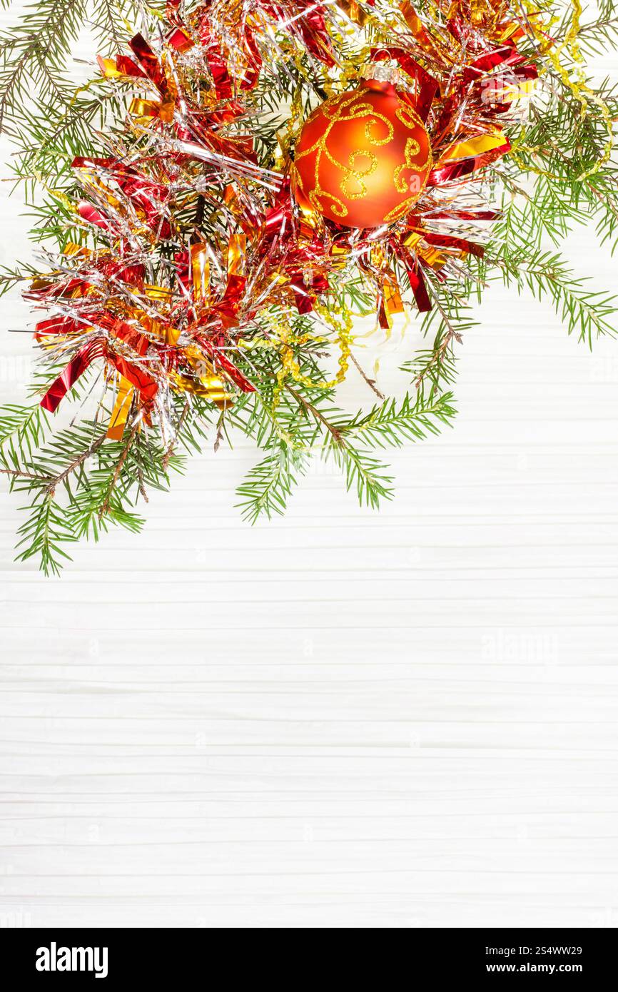 Weihnachtsgrußkarte - Grenze von einem orange Xmas Ball und Baum Zweig auf Blankopapier Hintergrund Stockfoto