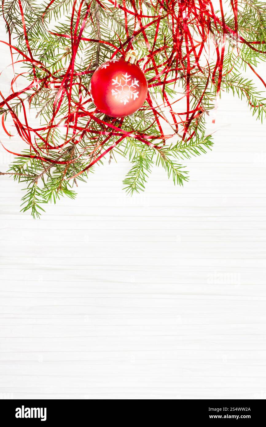 Weihnachtsgrußkarte - Grenze von einem roten Xmas Ball und Baum Zweig auf Blankopapier Hintergrund Stockfoto