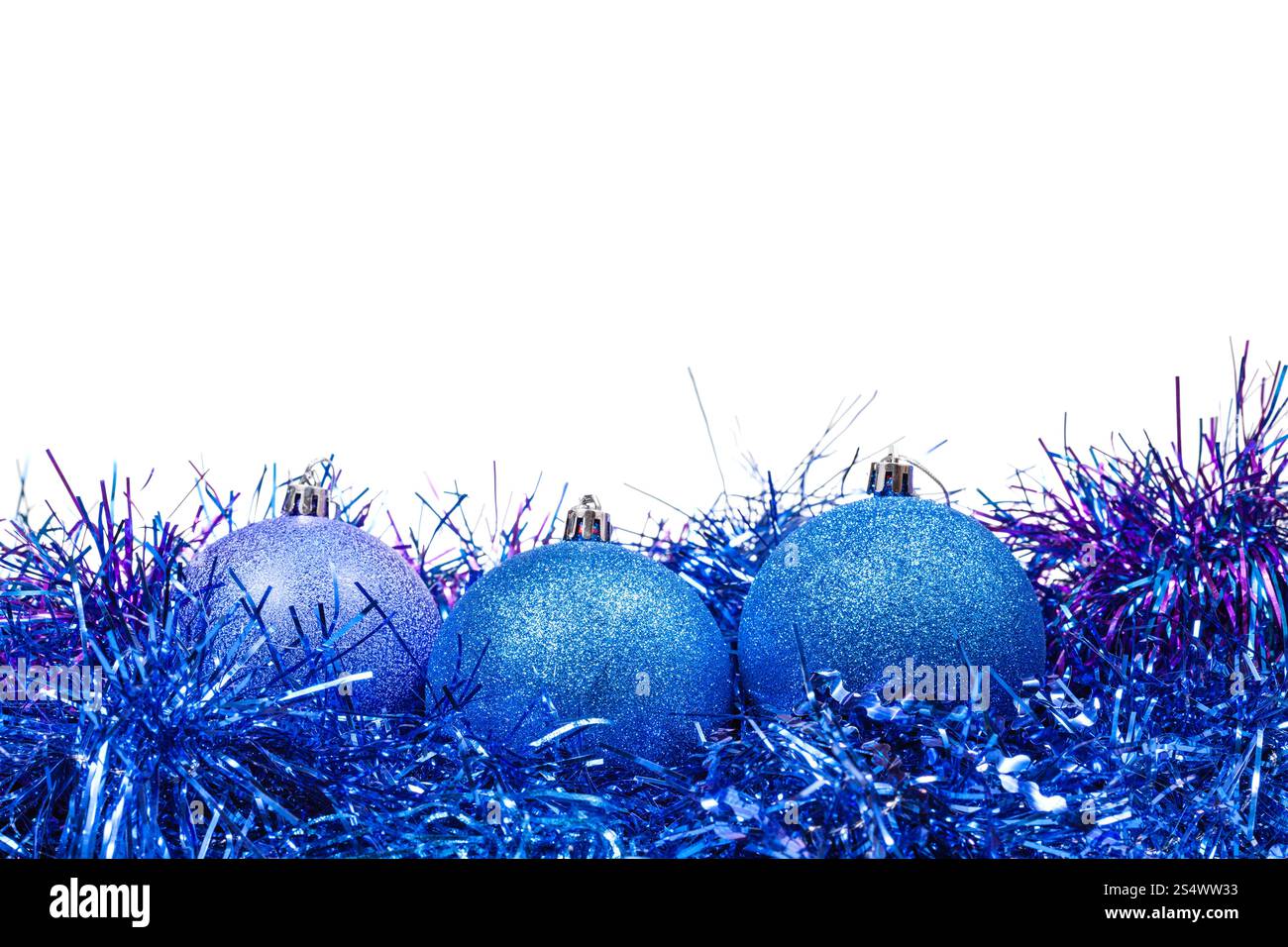 nur wenige blaue Christbaumkugeln und Lametta isoliert auf weißem Hintergrund Stockfoto
