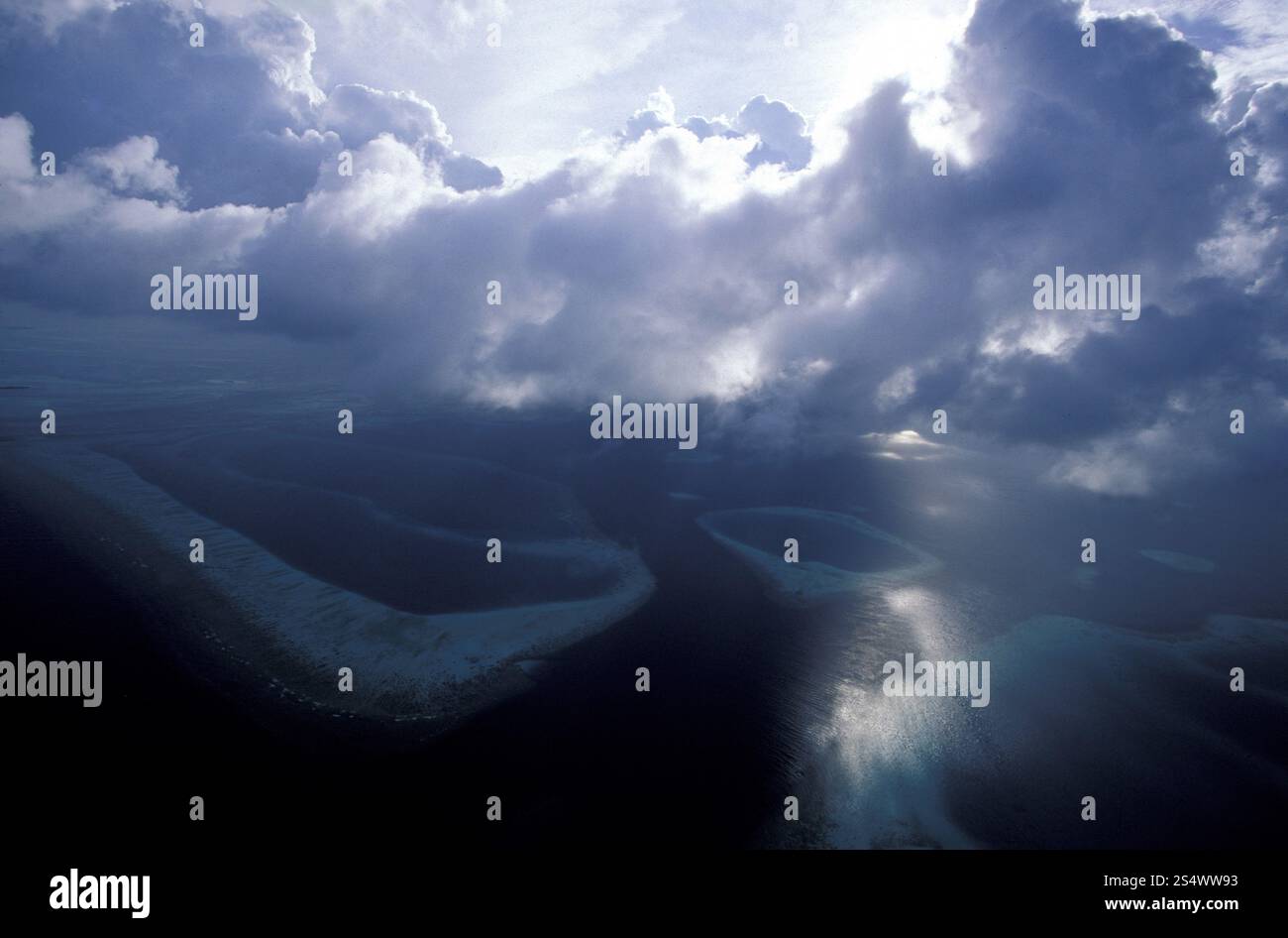Die Meereslandschaft der Insel und des Atolls der Malediven im indischen Ozean. ASIATISCHER INDISCHER OZEAN MALEDIVEN MEERESLANDSCHAFT Stockfoto