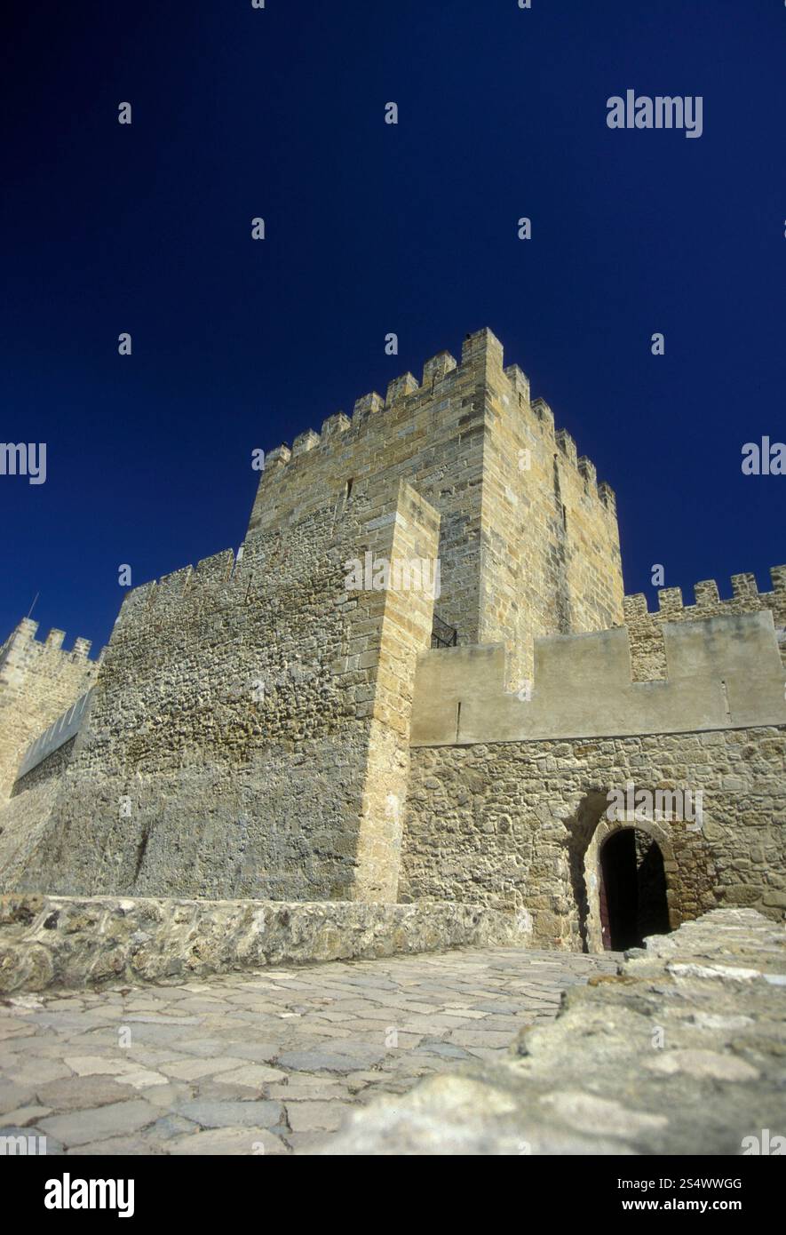Die castelo sao Schlucht im Stadtzentrum von Baixa im Stadtzentrum von Lissabon in Portugal in Europa. EUROPA PORTUGAL LISSABON BAIXA CASTELO Stockfoto