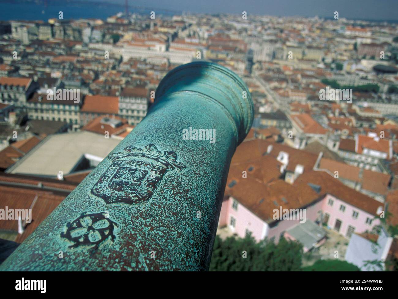 Die castelo sao Schlucht im Stadtzentrum von Baixa im Stadtzentrum von Lissabon in Portugal in Europa. EUROPA PORTUGAL LISSABON BAIXA CASTELO Stockfoto