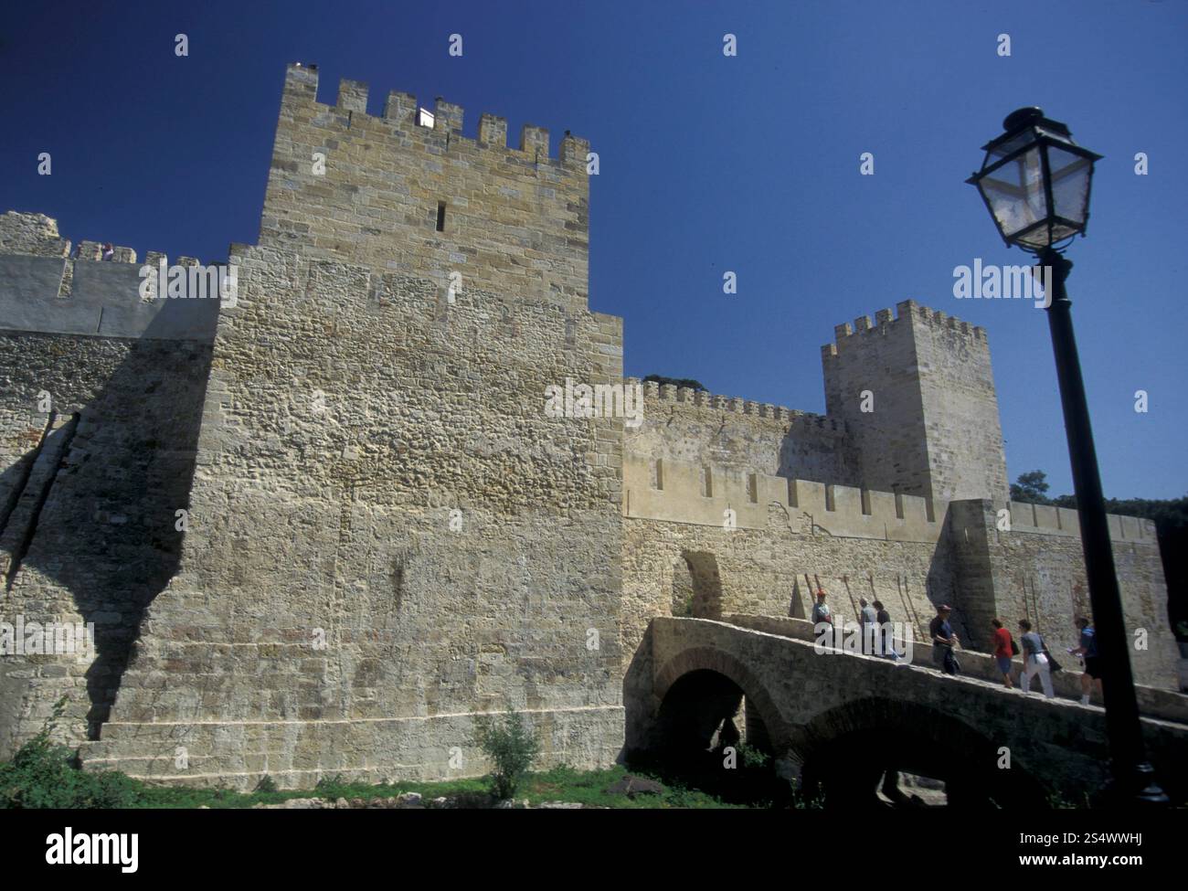 Die castelo sao Schlucht im Stadtzentrum von Baixa im Stadtzentrum von Lissabon in Portugal in Europa. EUROPA PORTUGAL LISSABON BAIXA CASTELO Stockfoto
