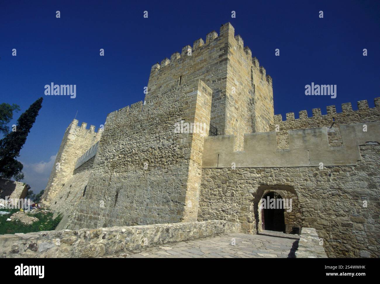 Die castelo sao Schlucht im Stadtzentrum von Baixa im Stadtzentrum von Lissabon in Portugal in Europa. EUROPA PORTUGAL LISSABON BAIXA CASTELO Stockfoto