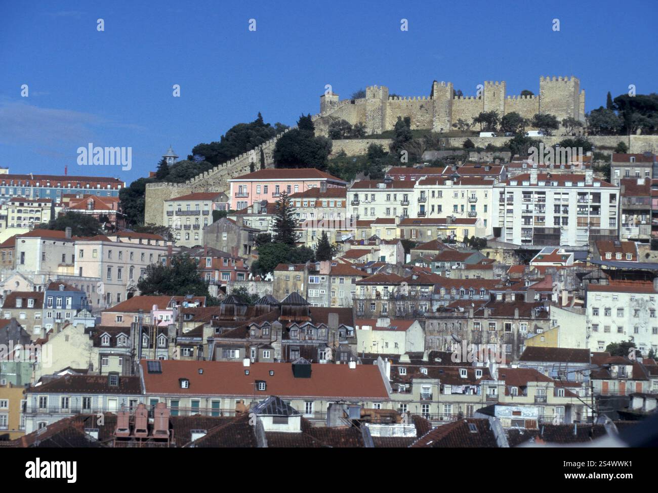 Die castelo sao Schlucht im Stadtzentrum von Baixa im Stadtzentrum von Lissabon in Portugal in Europa. EUROPA PORTUGAL LISSABON BAIXA CASTELO Stockfoto
