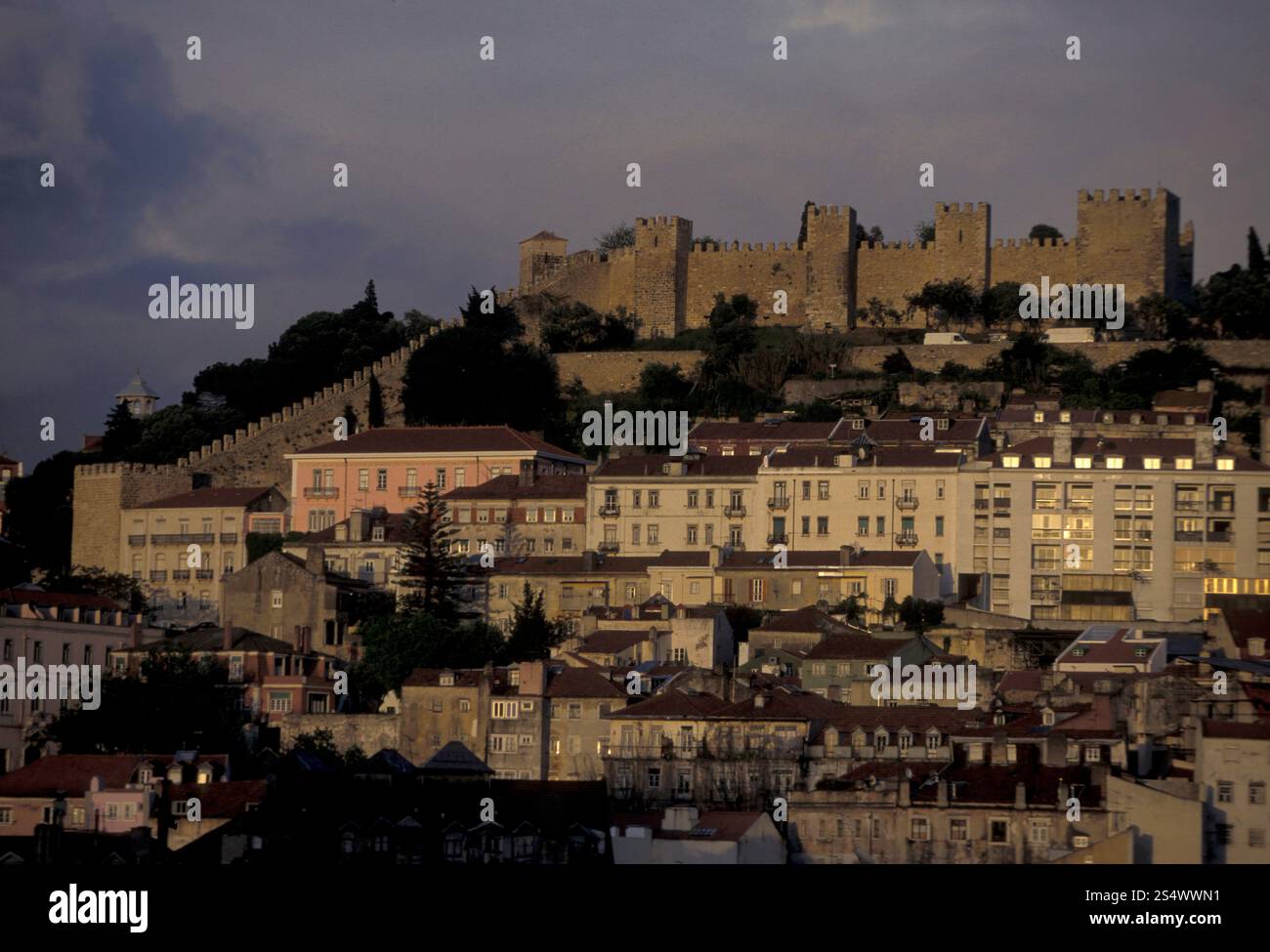 Die castelo sao Schlucht im Stadtzentrum von Baixa im Stadtzentrum von Lissabon in Portugal in Europa. EUROPA PORTUGAL LISSABON BAIXA CASTELO Stockfoto