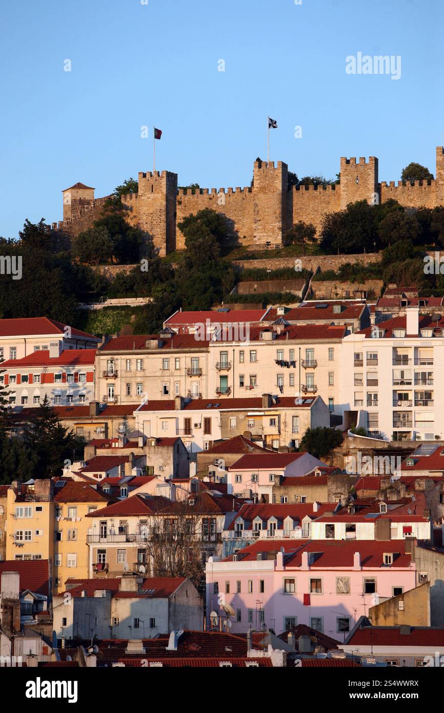 Die castelo sao Schlucht im Stadtzentrum von Baixa im Stadtzentrum von Lissabon in Portugal in Europa. EUROPA PORTUGAL LISSABON BAIXA CASTELO Stockfoto