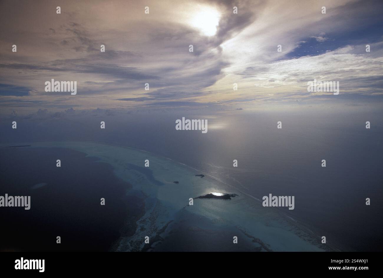 Die Meereslandschaft der Insel und des Atolls der Malediven im indischen Ozean. ASIATISCHER INDISCHER OZEAN MALEDIVEN MEERESLANDSCHAFT Stockfoto