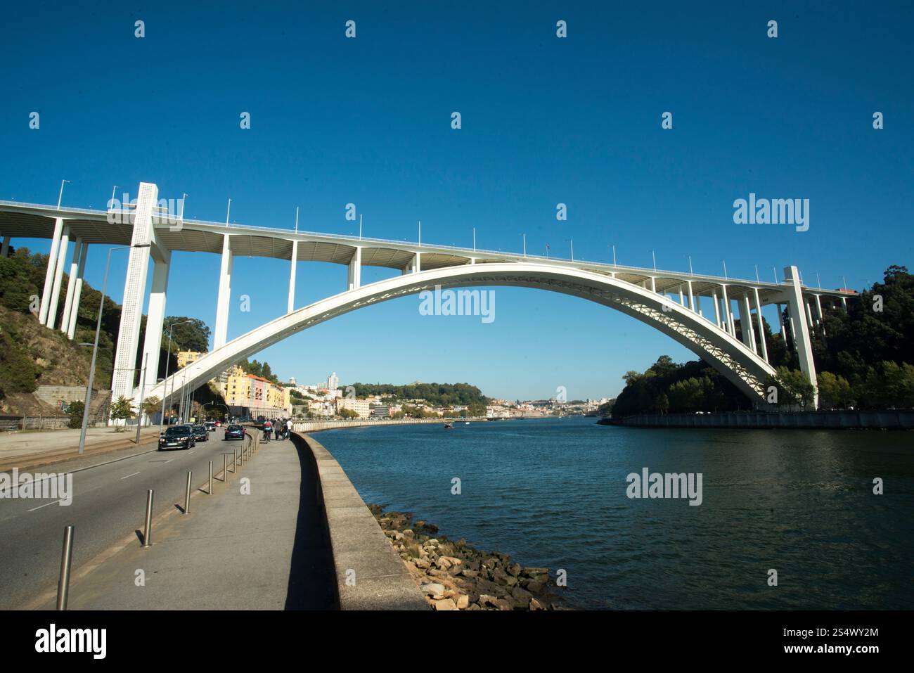 ponte da arrabida am Fluss Douro in Ribeira im Stadtzentrum von Porto in Porugal in Europa. EUROPA PORTUGAL PORTO RIBEIRA PONTE DA ARRABIDA Stockfoto
