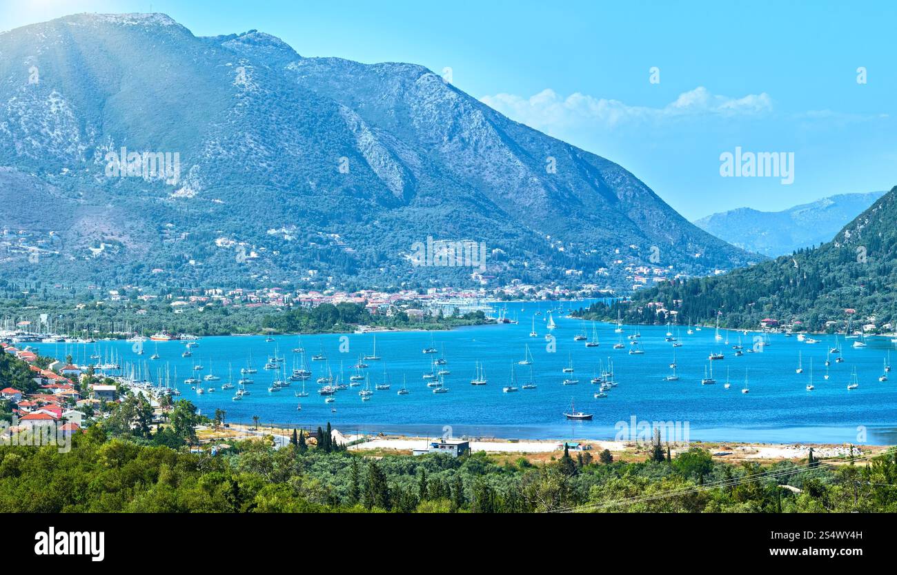 Viele Segelschiffe in der Bucht. Trübe Sommer Lefkada Küste Panorama (Nydri, Griechenland, Ionische Meer). Stockfoto