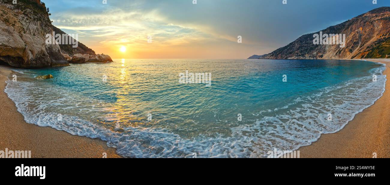 Blick auf den Sonnenuntergang vom Strand Myrtos (Griechenland, Kefalonia, Ionisches Meer). Stockfoto