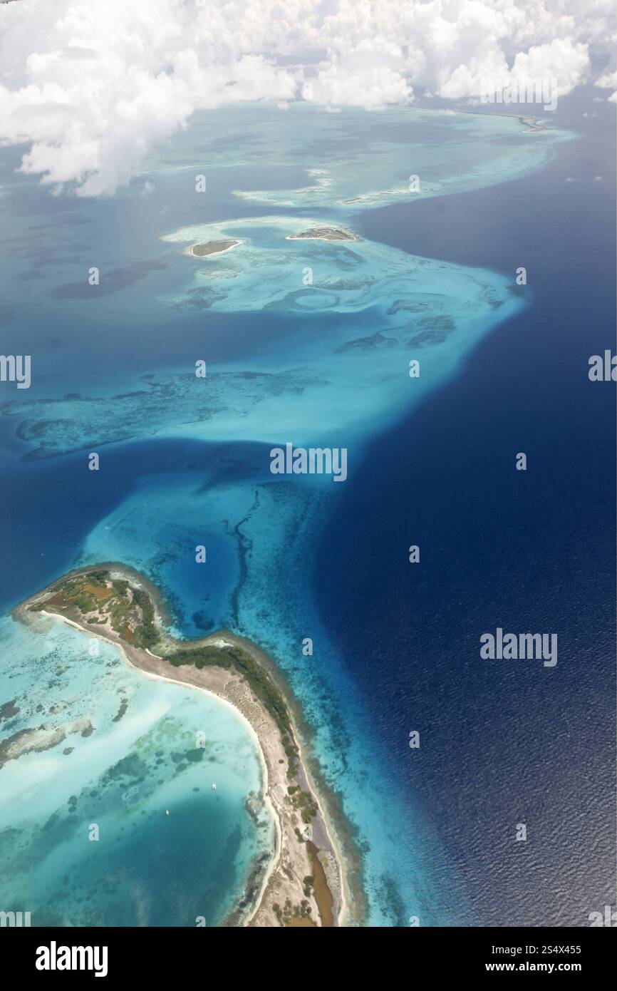 Die Luftaufnahme der Meereslandschaft der Los Roques Inseln in der karibik Venezuelas. SÜDAMERIKA VENEZUELA LOS ROQUES LUFTANSICHT Stockfoto