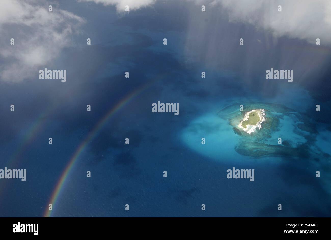Die Luftaufnahme der Meereslandschaft der Los Roques Inseln in der karibik Venezuelas. SÜDAMERIKA VENEZUELA LOS ROQUES LUFTANSICHT Stockfoto