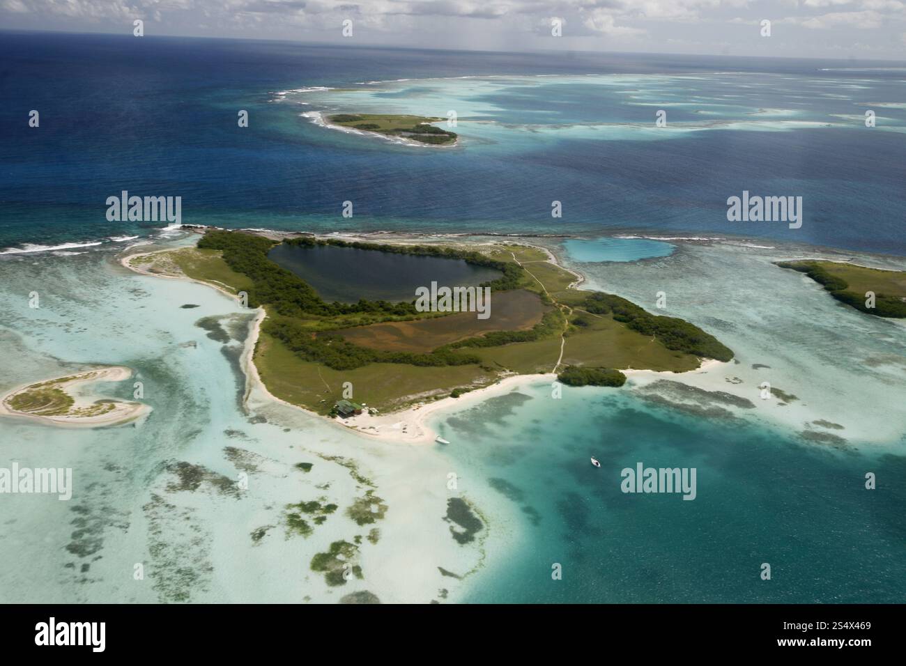 Die Luftaufnahme der Meereslandschaft der Los Roques Inseln in der karibik Venezuelas. SÜDAMERIKA VENEZUELA LOS ROQUES LUFTANSICHT Stockfoto