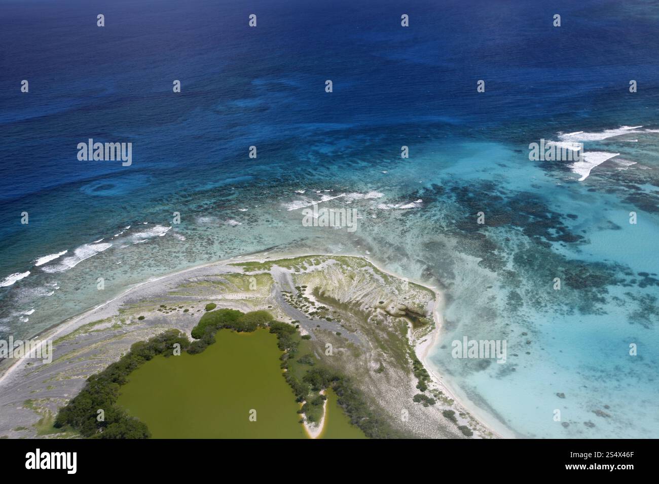 Die Luftaufnahme der Meereslandschaft der Los Roques Inseln in der karibik Venezuelas. SÜDAMERIKA VENEZUELA LOS ROQUES LUFTANSICHT Stockfoto