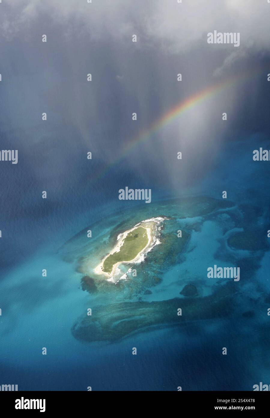 Die Luftaufnahme der Meereslandschaft der Los Roques Inseln in der karibik Venezuelas. SÜDAMERIKA VENEZUELA LOS ROQUES LUFTANSICHT Stockfoto