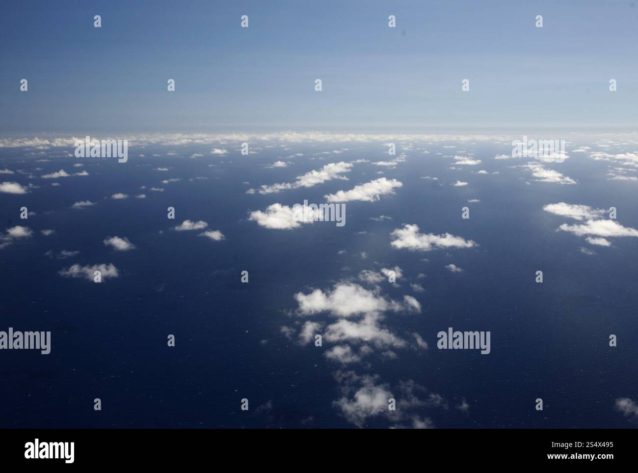 Die Luftaufnahme der Meereslandschaft der Los Roques Inseln in der karibik Venezuelas. SÜDAMERIKA VENEZUELA LOS ROQUES LUFTANSICHT Stockfoto