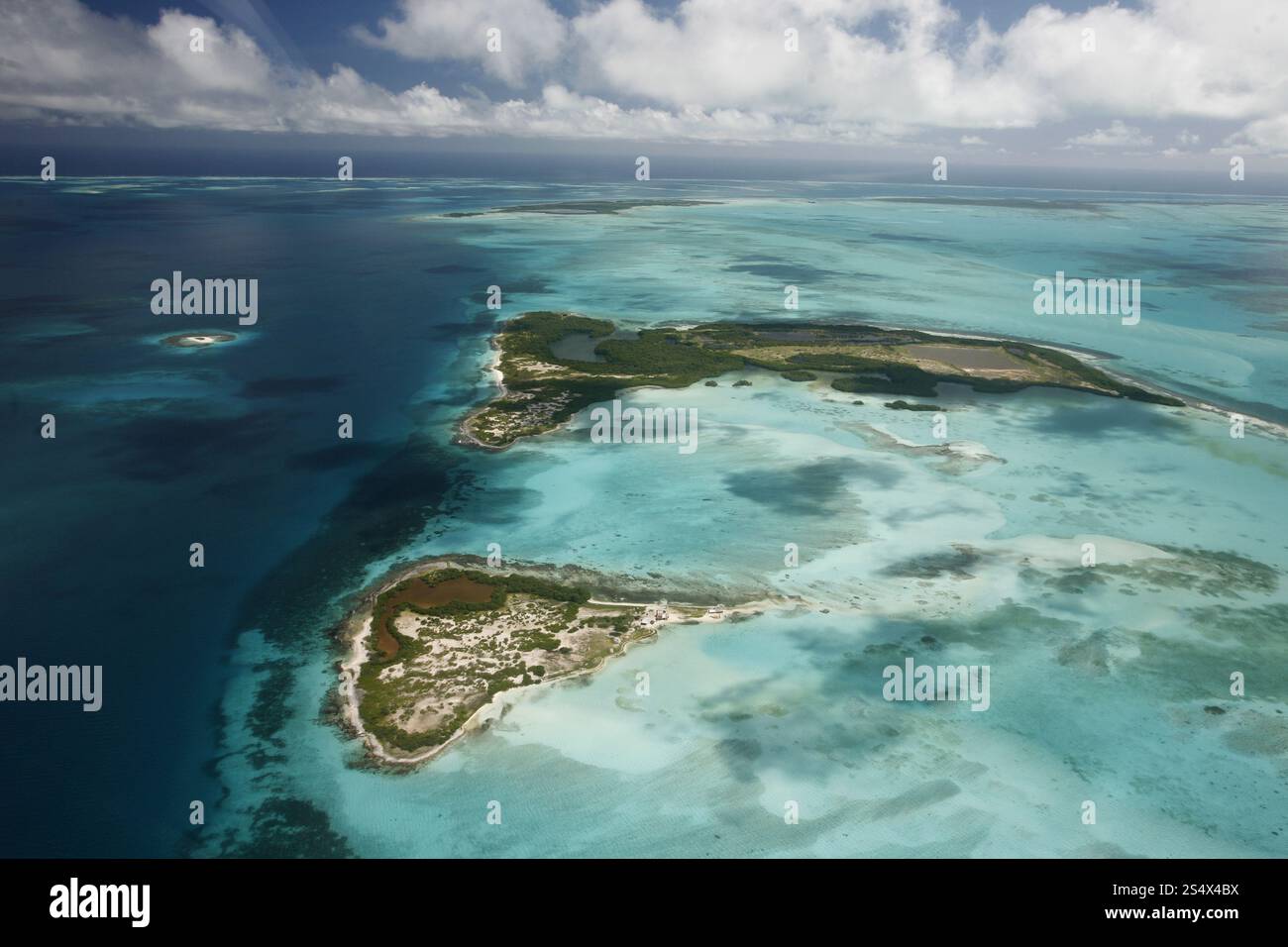 Die Luftaufnahme der Meereslandschaft der Los Roques Inseln in der karibik Venezuelas. SÜDAMERIKA VENEZUELA LOS ROQUES LUFTANSICHT Stockfoto