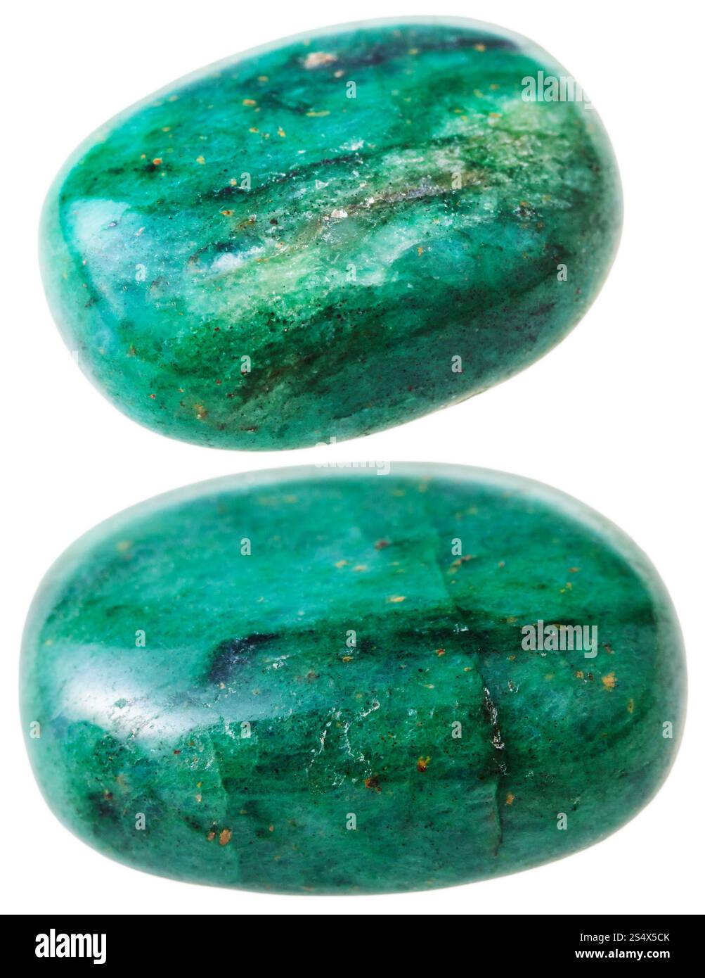 natürliche mineralische Edelstein - zwei grüne Beryll Edelstein Kieselsteine isoliert auf weißem Hintergrund hautnah Stockfoto