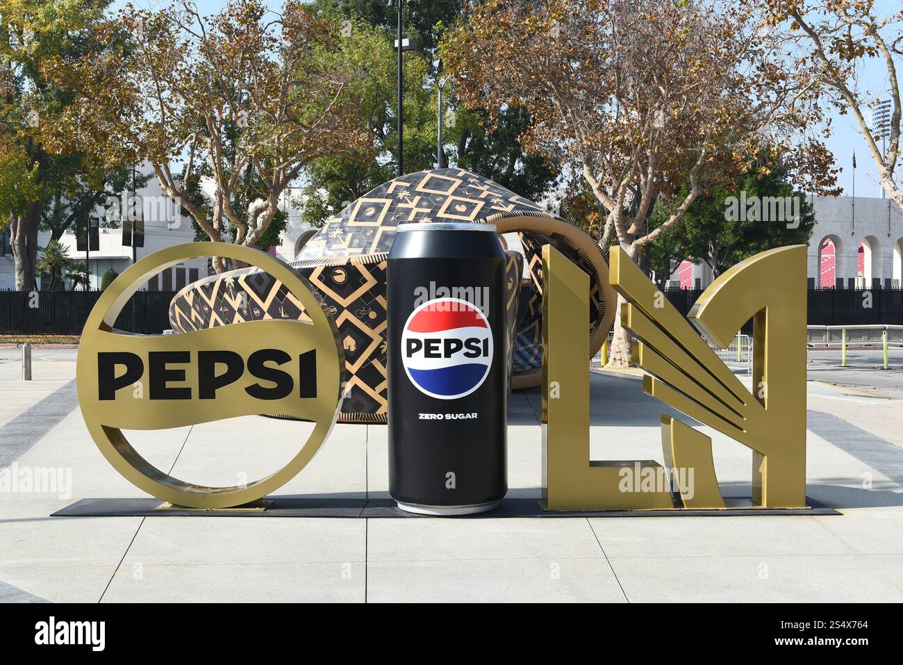 LOS ANGELES, KALIFORNIEN - 4. Dezember 2024: Pepsi-Zeichen und Skulptur im BMO Stadium, Heimstadion des LA Football Club, der Fußballmannschaft und des Angel City FC. Stockfoto